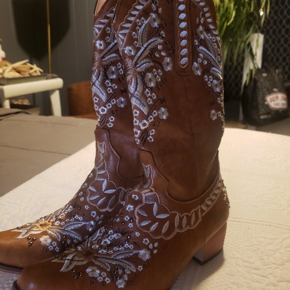 Boots - Picture 6 of 6